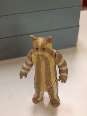 Figurine vintage Kenner 1983 Star Wars : ROTJ Logray Ewok (rayures sombres) HONG